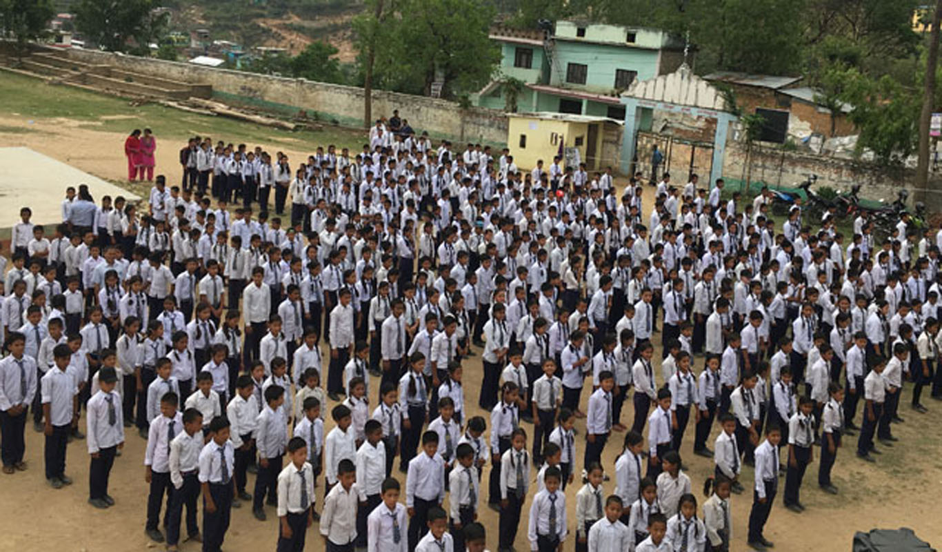 शिवजन माध्यामीक विध्यालयका बिध्यार्थीहरु प्राथाना गर्दै 