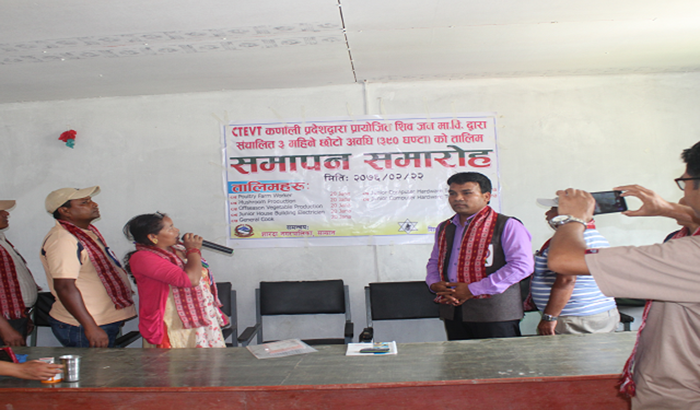 छाेटाे अवधिकाे तालिमकाे समापन गर्दै शारदा नगरपालिका उप प्रमुख सावित्रा वस्नेत 