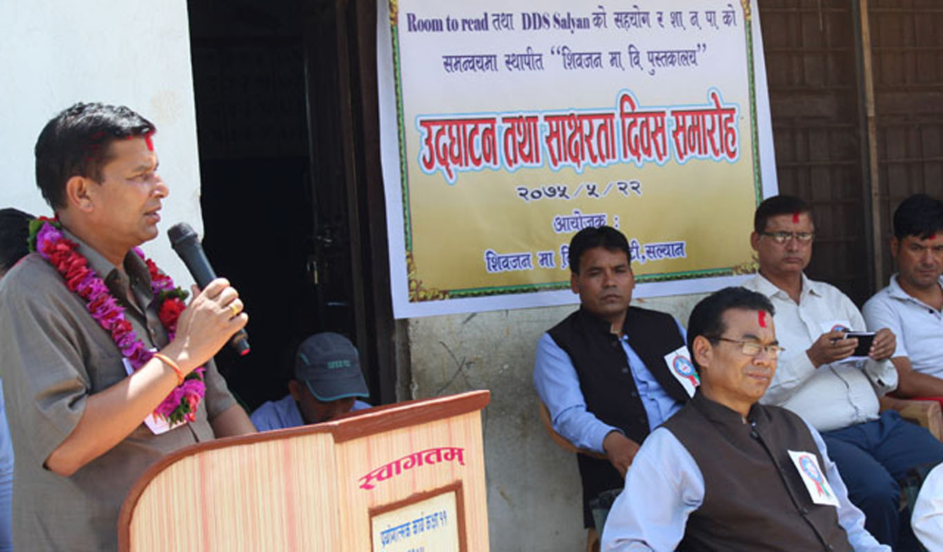 विद्यालयकाे पुस्तकालय उद्घाटन कार्यक्रमा समंवाेधन गर्दै साक्षता दिवसकाे उपलक्ष्यमा